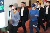 タイ邦人詐欺団／羽田空港に到着した容疑者（時事通信フォト）