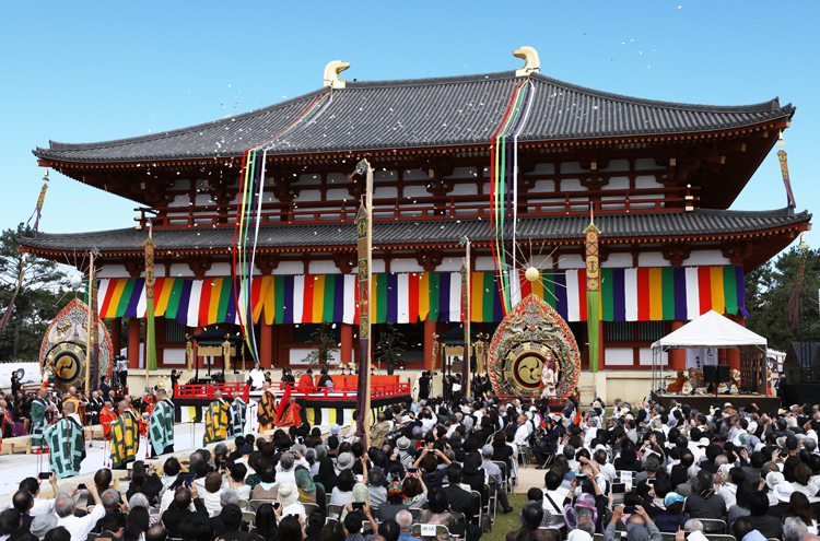 約300年ぶりに再建され、落慶法要が営まれた興福寺の中金堂（時事通信フォト）