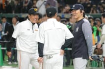 昨年、巨人対MLB選抜の試合で原監督（左）らと談笑する松井秀喜氏（＝右。写真：時事通信フォト）