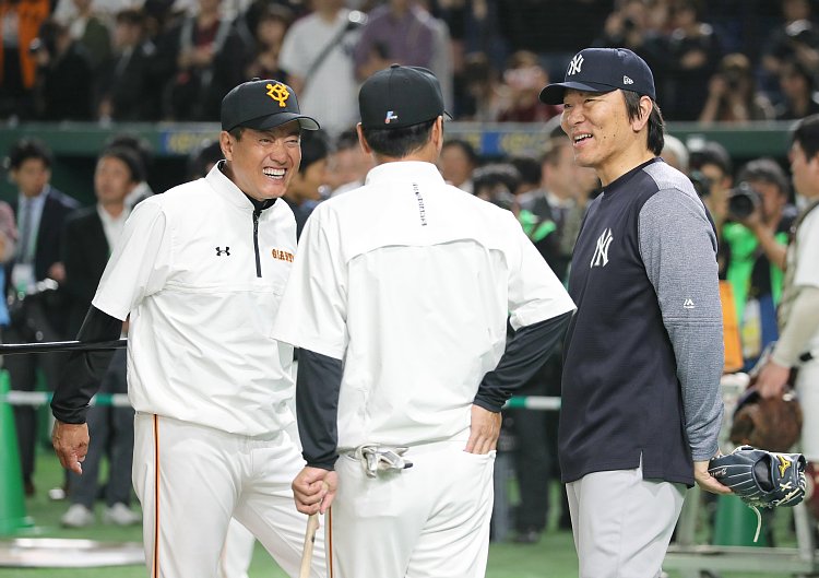 昨年、巨人対MLB選抜の試合で原監督（左）らと談笑する松井秀喜氏（＝右。写真：時事通信フォト）