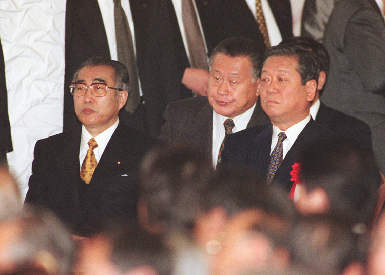自自連立政権をスタートさせた小沢一郎自由党党首（右）は久しぶりに自民党大会に出席し、小渕恵三首相（左）と並んで着席した（1999年。時事通信フォト）