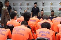 タイ警察による取り調べ中の日本人詐欺グループの男ら（時事通信フォト）