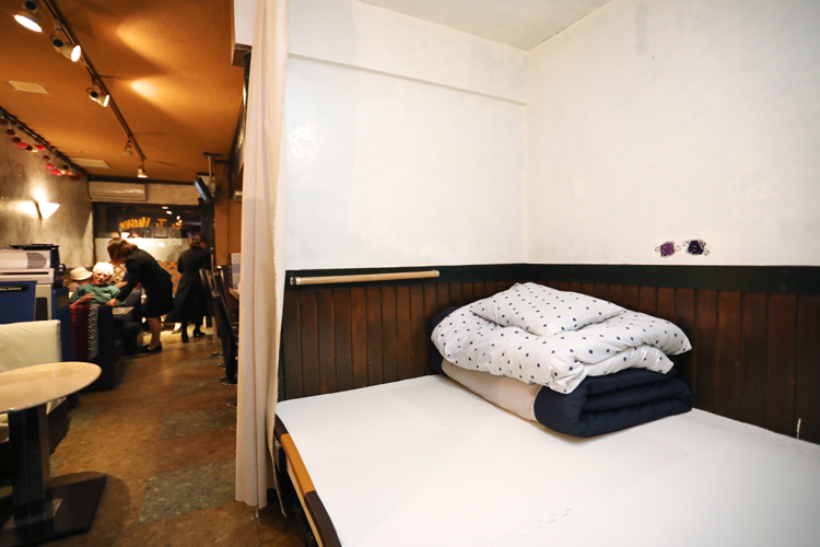 休憩用のベッドも用意