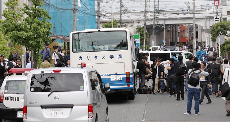 事件現場には児童たちが乗っていたスクールバスが（時事通信社）