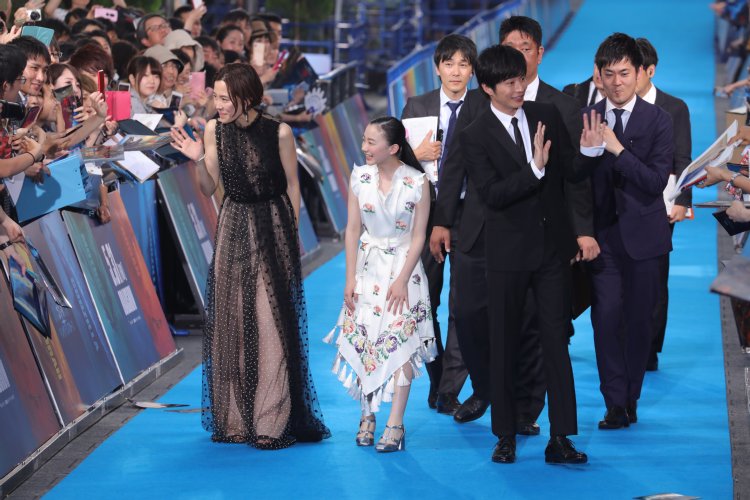 ブルーカーペットを歩く木村佳乃、芦田愛菜、田中圭