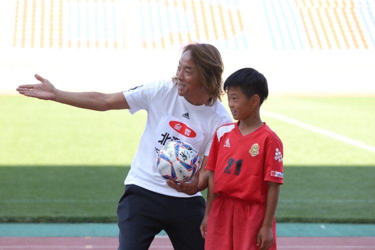 サッカー少年と交流する北澤豪
