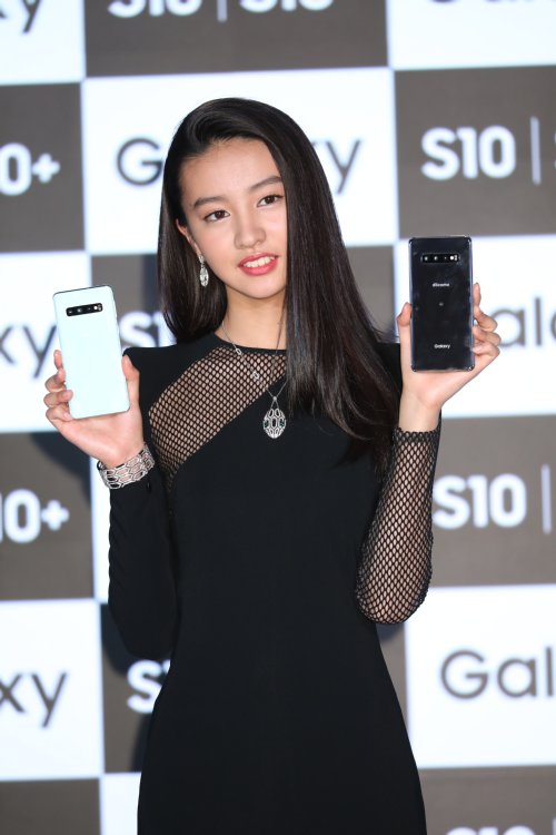 Galaxy S10を持ち微笑むKoki,