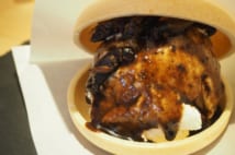 昆虫食専門店TAKEOの「コオロギアイスもなか(しょうゆ味)」。その味やいかに(筆者撮影)