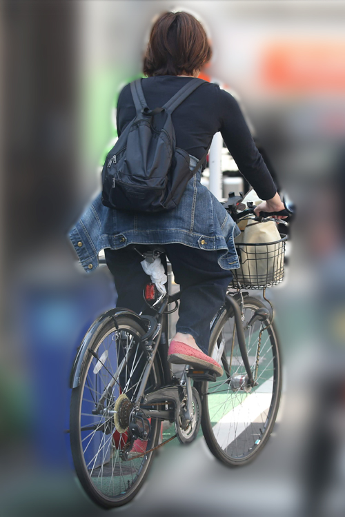 自転車を駆る小山あずさ