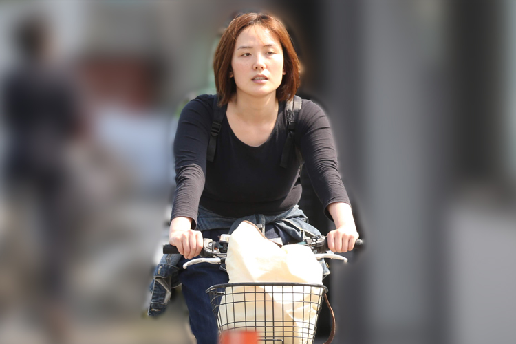 【写真9枚】内野聖陽と交際の小山あずさ、自転車を駆る