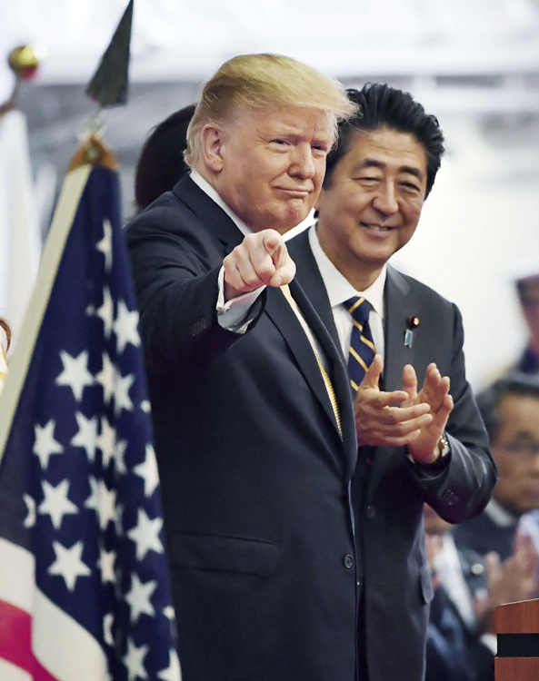 護衛艦「かが」を視察したトランプ米大統領（左）と安倍首相（共同通信社）