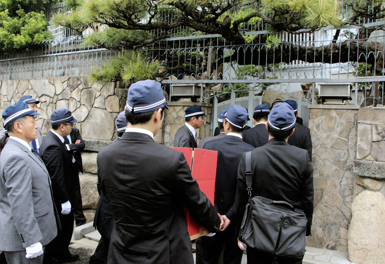 山口組本部への家宅捜索（2019年4月）