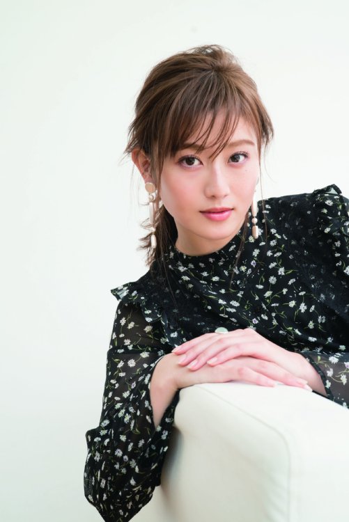 大きな瞳で見つめる守屋茜