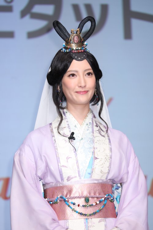auの発表会に登場した菜々緒