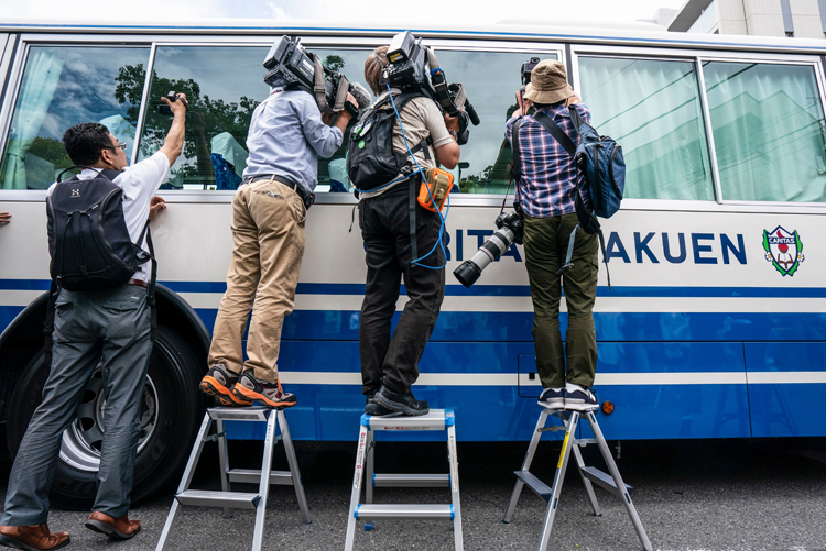 スクールバスの車内を撮影しようとするカメラマン（REX／AFLO）