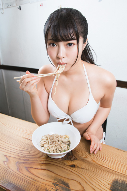 じゃじゃ麺を食べる佐藤望美