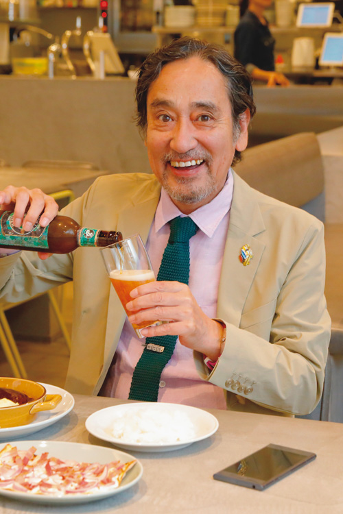 「これまでSuicaくらいしか使ったことないけど、スマホ決済で飲むのも楽しいね。エブリバディハッピーになろうぜ!」