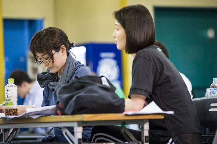 立ち稽古終了後、変更された台詞が読み上げられ、台本に書き込む