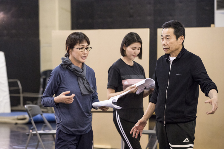 立ち稽古では座長の三宅裕司から指導を受けた。同じ場面を繰り返し演じ、その都度立ち位置や台詞、間の取り方などが修正される