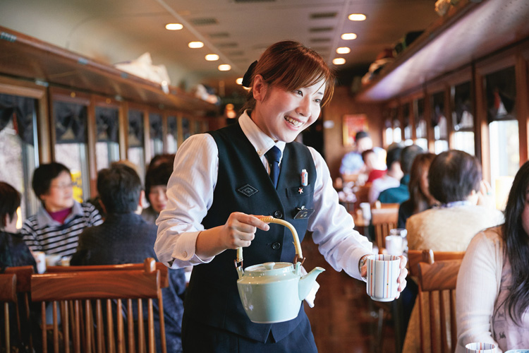 車内ではアテンダントが給仕のほか、ガイドもしてくれる