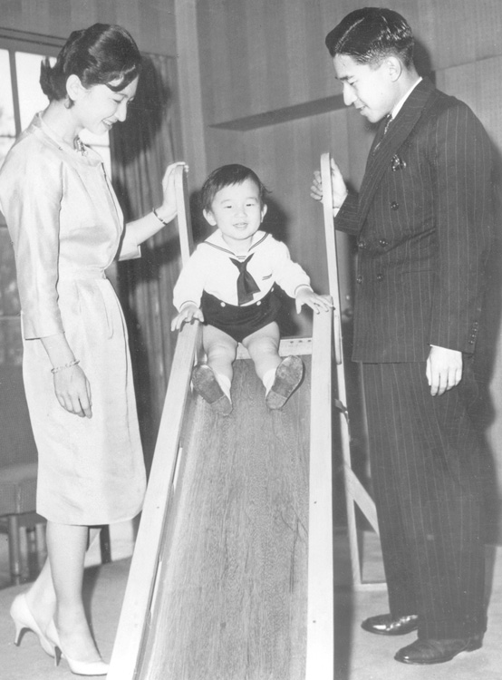 1962年、2歳の浩宮様が滑り台で遊ぶご様子（共同通信社）