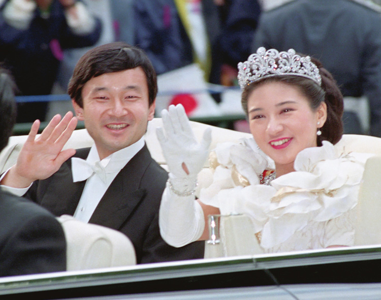 結婚祝賀パレードで、沿道の人たちににこやかに手を振られる皇太子さまと雅子さま（共同通信社）