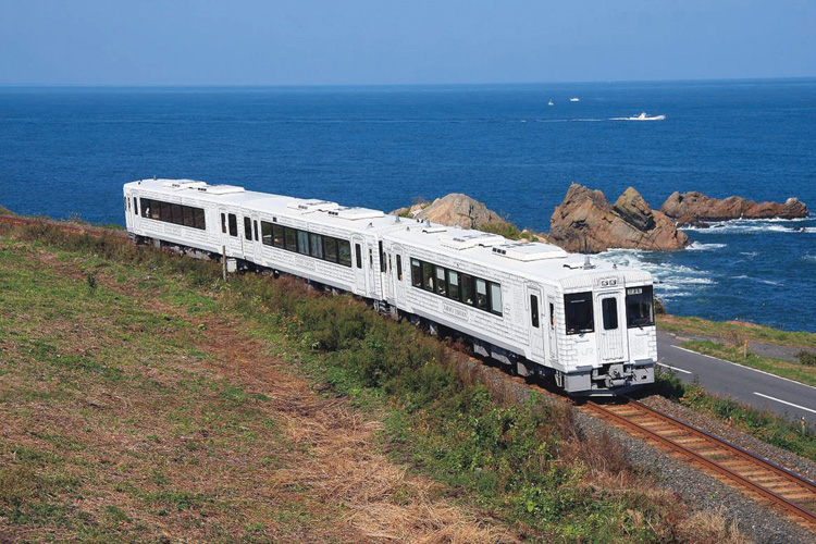 三陸の海の幸と絶景を楽しめる「TOHOKU EMOTION」（写真／JR東日本）