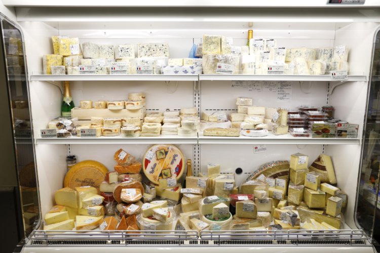 KOTOBUKIフーズの店頭には150種以上のチーズが並ぶ