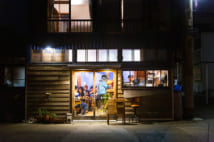 ベッド&ブレックファスト ichi。1階はカフェ&バーになっていて、朝食もここでとる