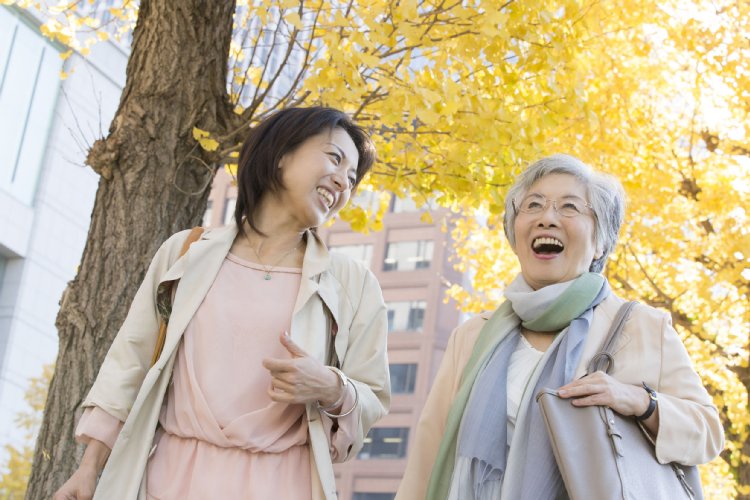 高齢者は感染リスクが高いと言われる（イメージ写真／アフロ）