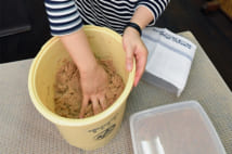 米ぬか、塩、昆布、鷹の爪、煮沸消毒した水を入れてまんべんなくかき混ぜる