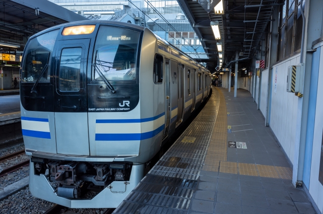 横須賀・総武快速線を走る現行のE217系は普通車の一部にクロスシートが採用されている