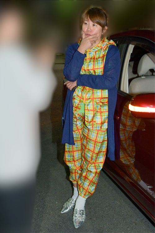 車を降りて対応する山田