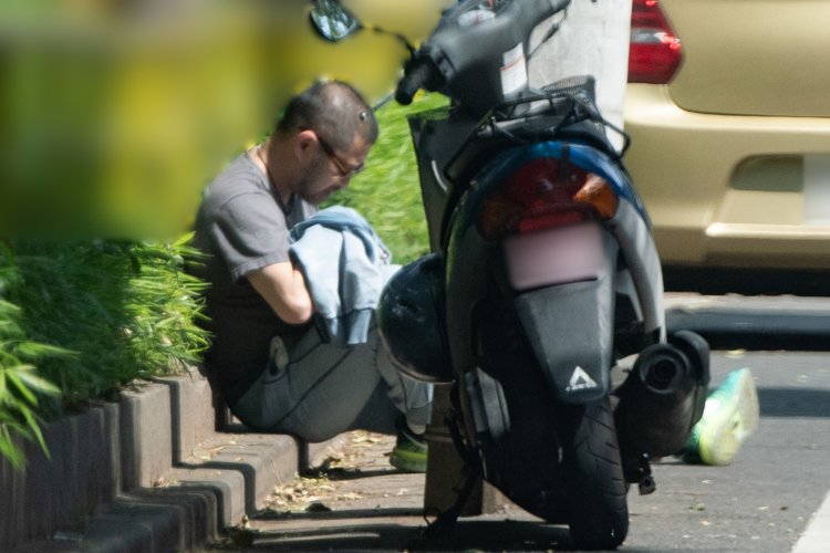 路上に座り込む山口その6