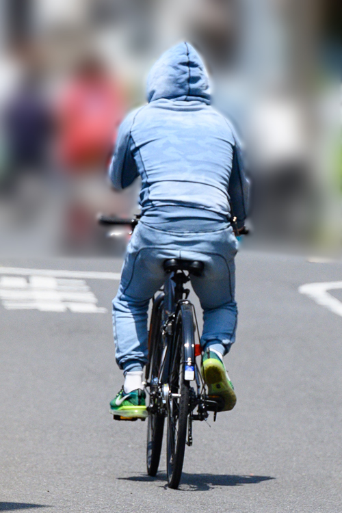 自転車に乗る後ろ姿