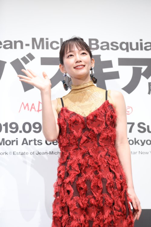 吉岡里帆が音声ガイドを務めるバスキア展には前澤友作氏が落札した作品も登場