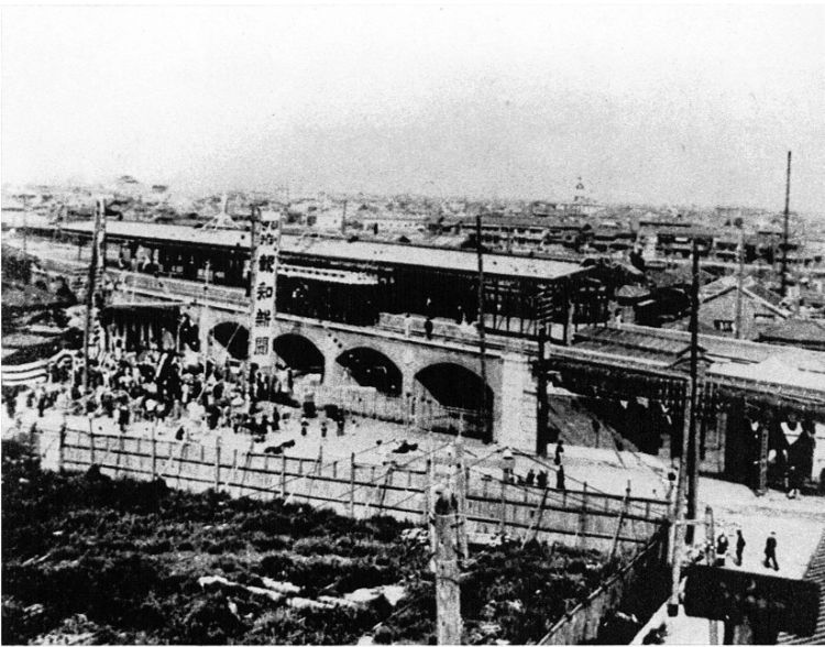 明治の開業当時の有楽町駅。特徴的なレンガ造りのアーチと架道橋は今も現役だ（『写真集　山手線』より）