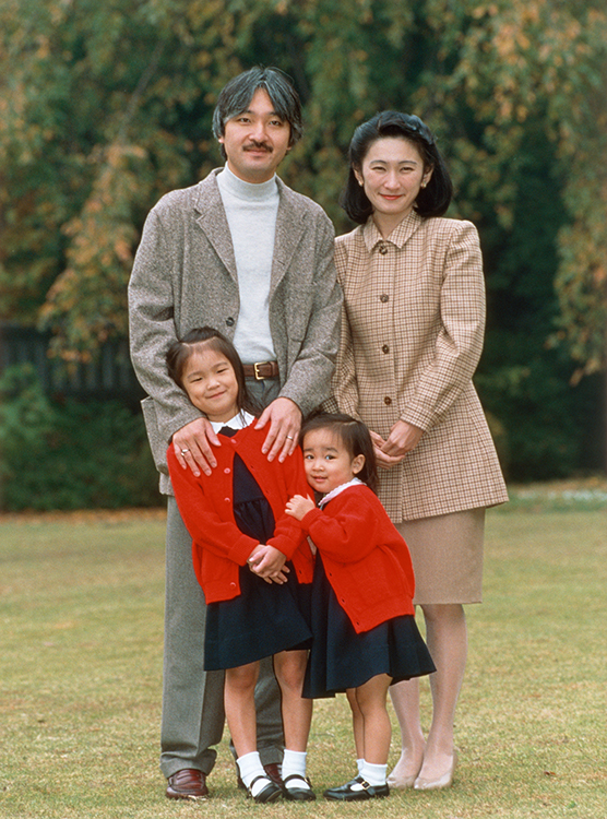 秋篠宮邸の庭で、ご一家4人での家族写真（宮内庁提供）