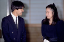 婚約発表の記者会見を終え、安堵の表情で向かい合うおふたり（1989年9月、代表取材）