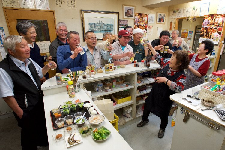 常連客は広い店内で、悠々と酒を楽しんでいる