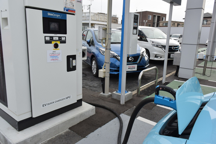 最大出力90kWの新型充電器で充電中(愛知・一宮にて)
