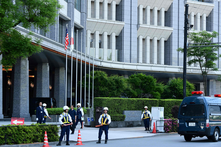 ホテル周辺は厳重な警備体制が敷かれた（AFP＝時事）