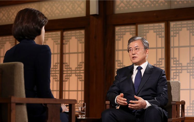 「巨視的に見れば、経済は成功」との文在寅大統領の発言に、韓国国民は驚いたという（5月9日のテレビ出演の様子。AFP=時事）