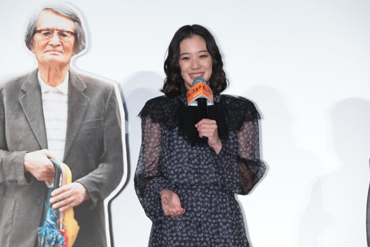 笑顔で質問に答える蒼井優