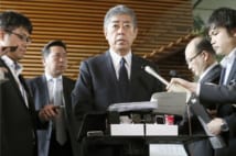 記者会見する岩屋防衛相