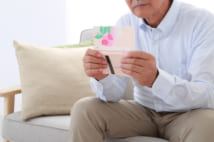 通帳には1000万円あるが… 定年後節約に努めてきた70代男性の後悔