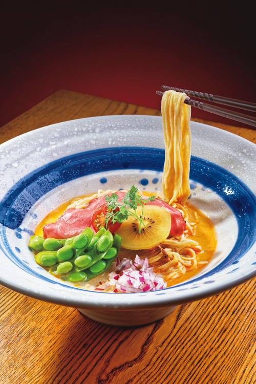 『海老丸らーめん』の「限定麺　沖縄産枝豆とオマール海老の冷やしらーめん」950円（5月の一例）　撮影■岩本 朗　取材・文■上田千春