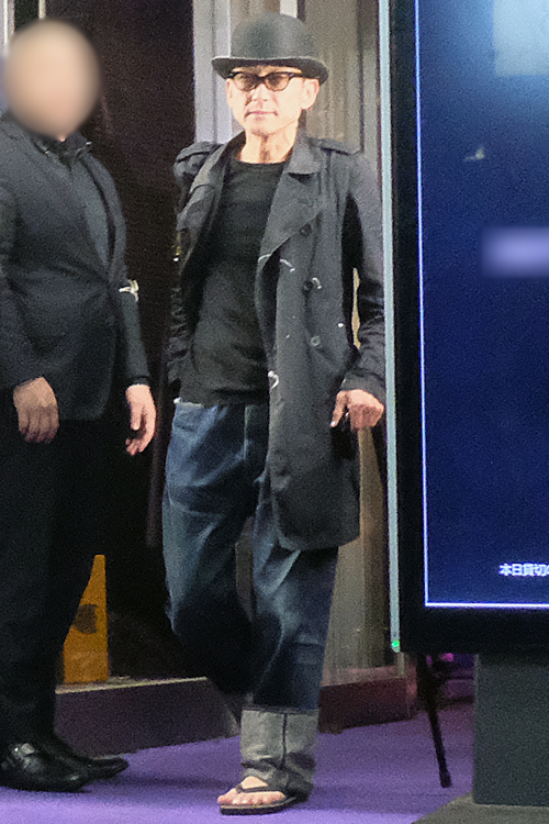 シンプルな装いながらおしゃれな吹越