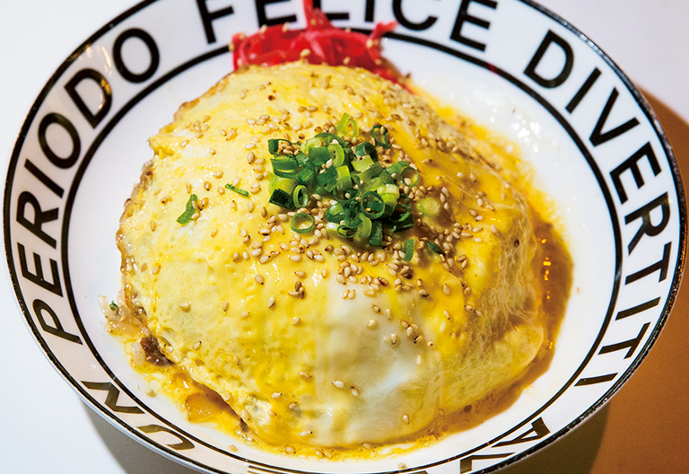 ふわとろな卵焼きをのせた、あほたれ～のの『ガーリック炒飯』（800円）