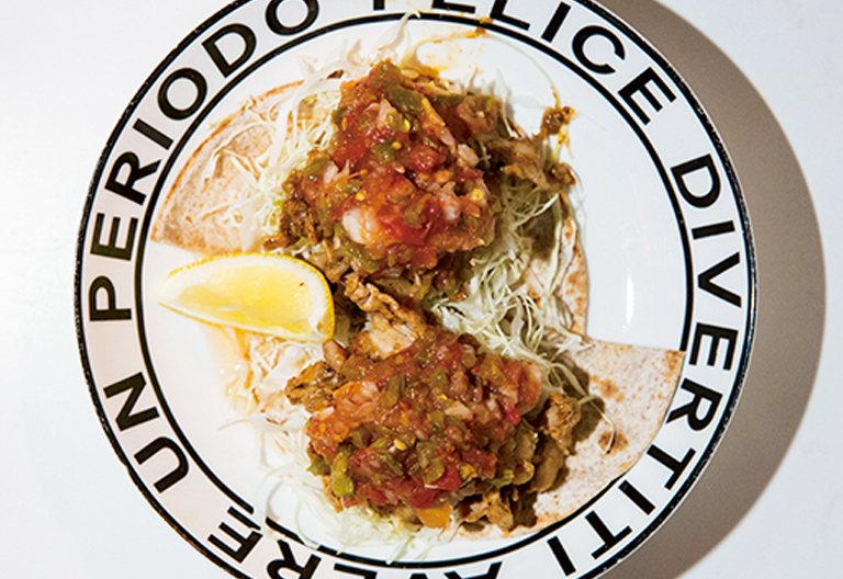 本格的な激辛サルサソースがクセになる『タコス』（700円）